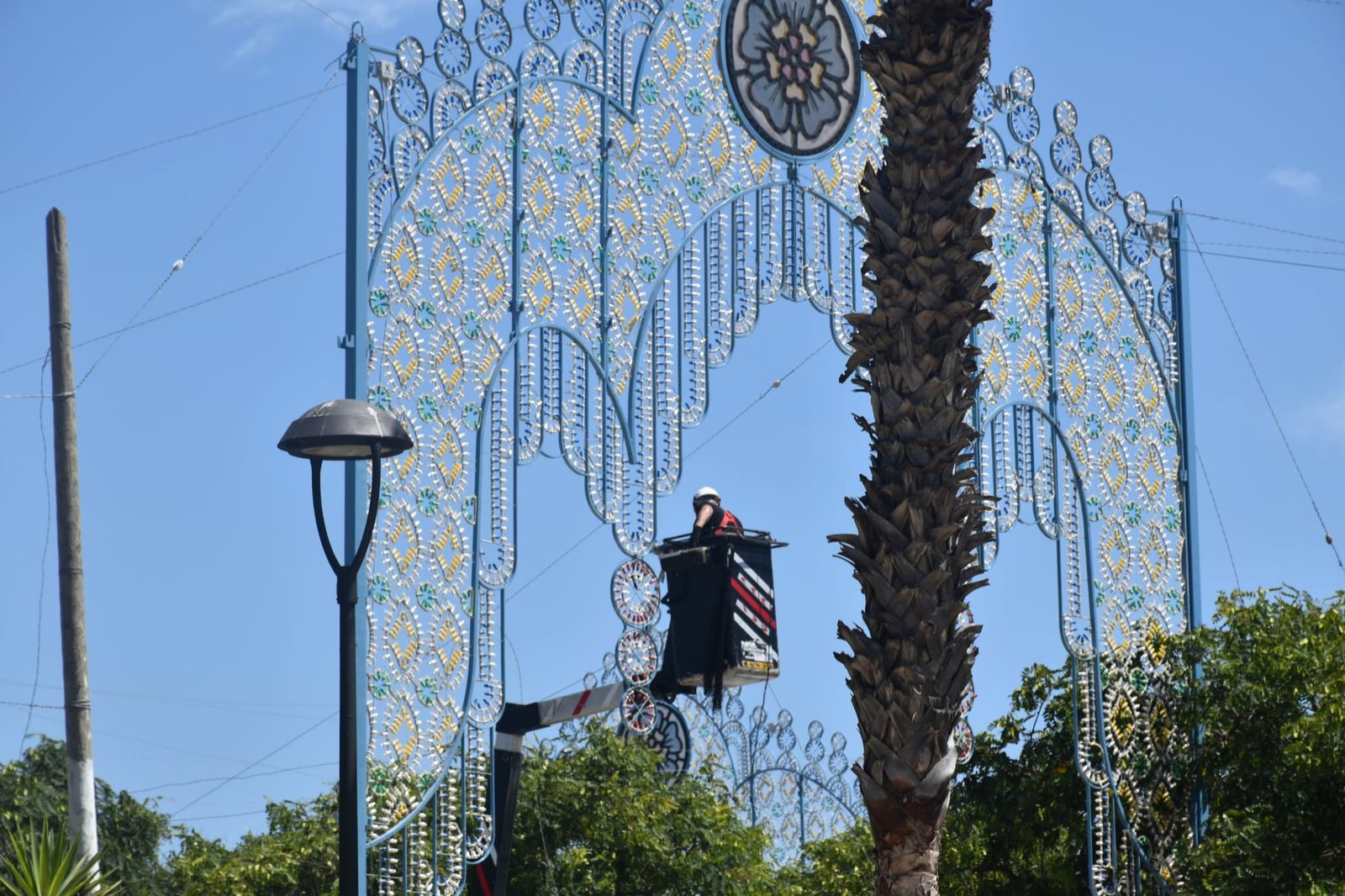 Ceuta acelera los preparativos para una Feria que ya empieza a iluminar la ciudad