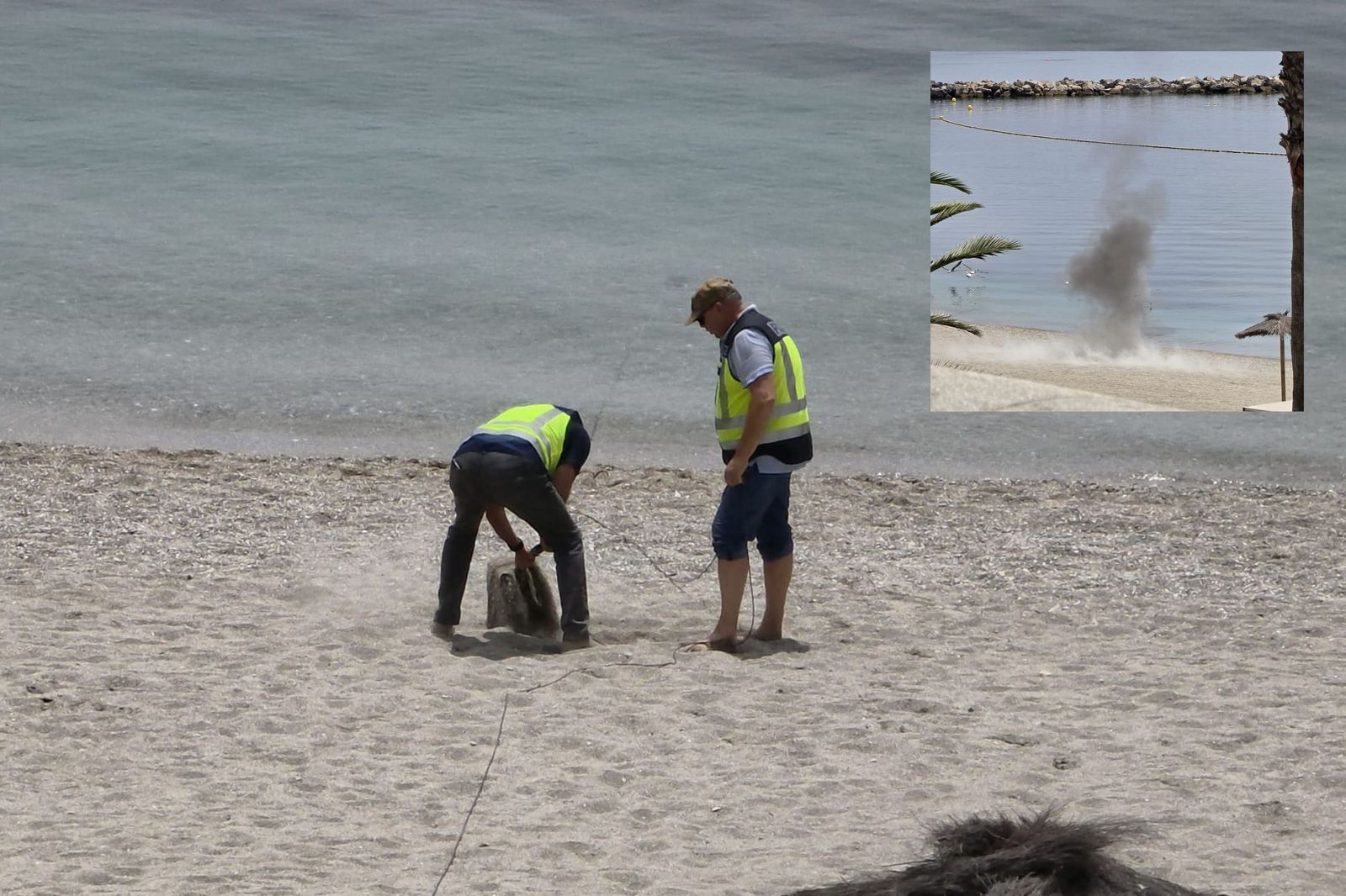 Dos policías se acercan al artefacto explosivo encontrado hoy en la Ribera y denotado posteriormente