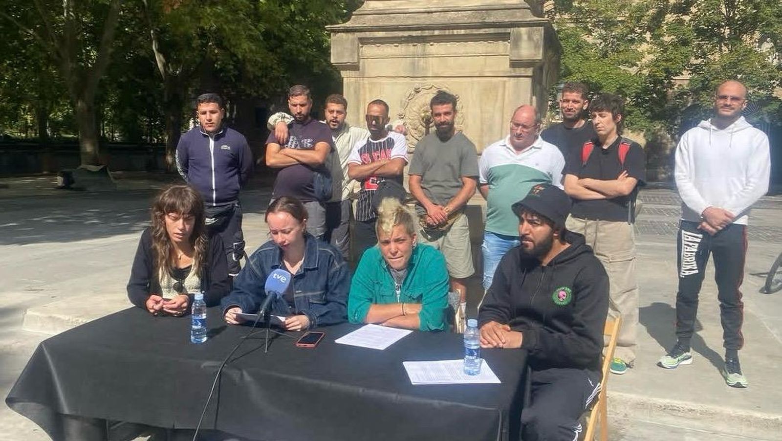 Miembros del grupo Negu Gorriak/Derecho a Techo durante un acto de la organización