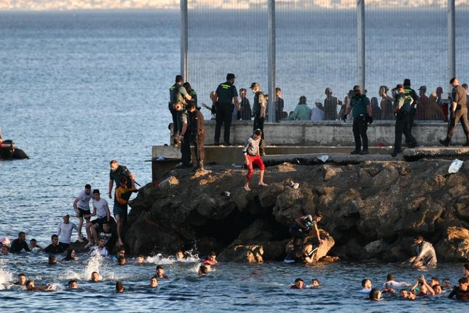 3128_llegada-masiva-de-migrantes-a-ceuta-8r_d810-540