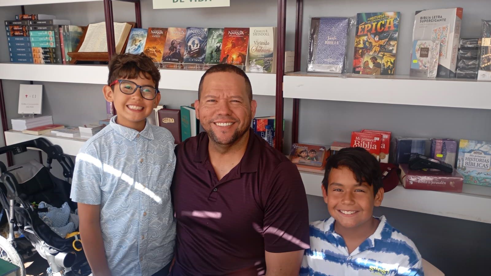 Henry Medina, junto a dos de sus hijos