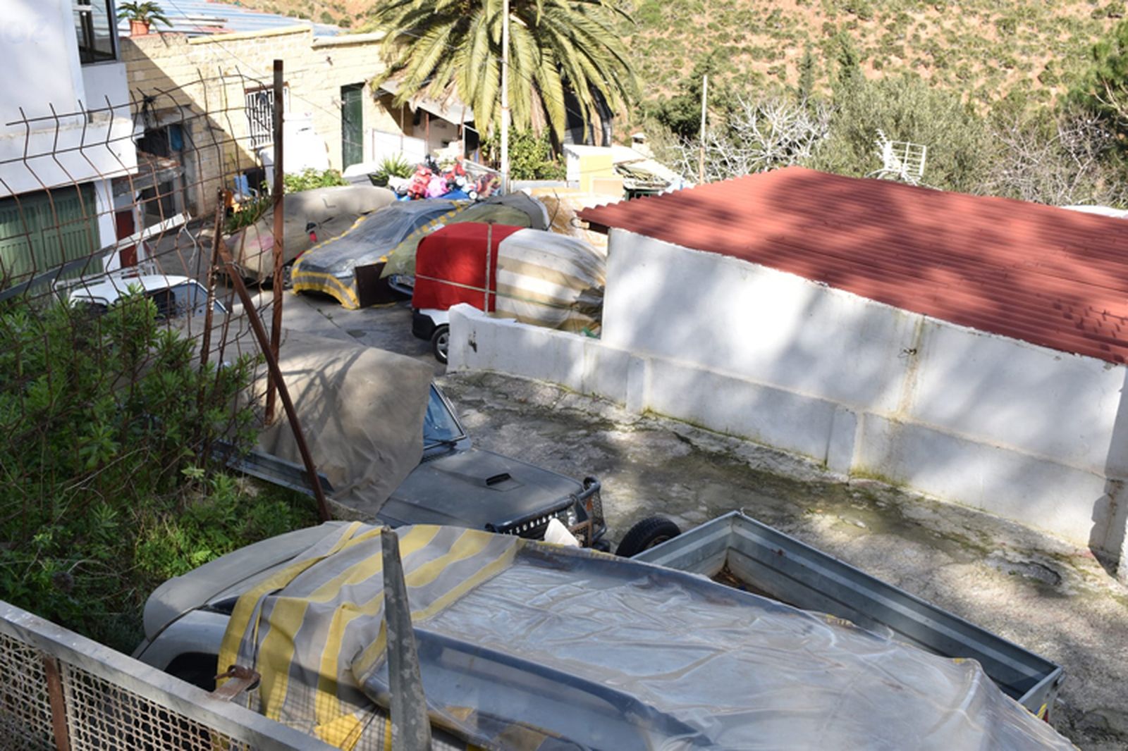 Viviendas a modo de asentamiento en el Serrallo, en la periferia de Ceuta. / FOTO NICOL'S