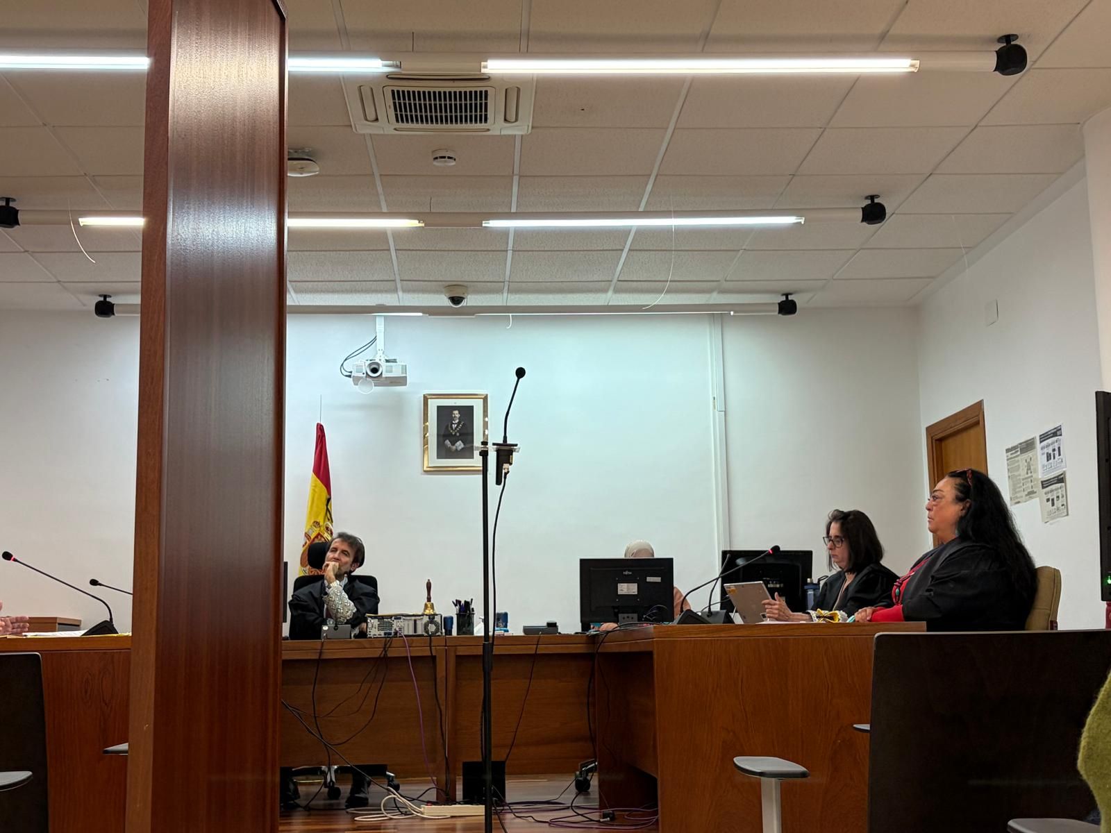 Las acusaciones y el juez, tras un biombo que separa el acusado de la denunciante.