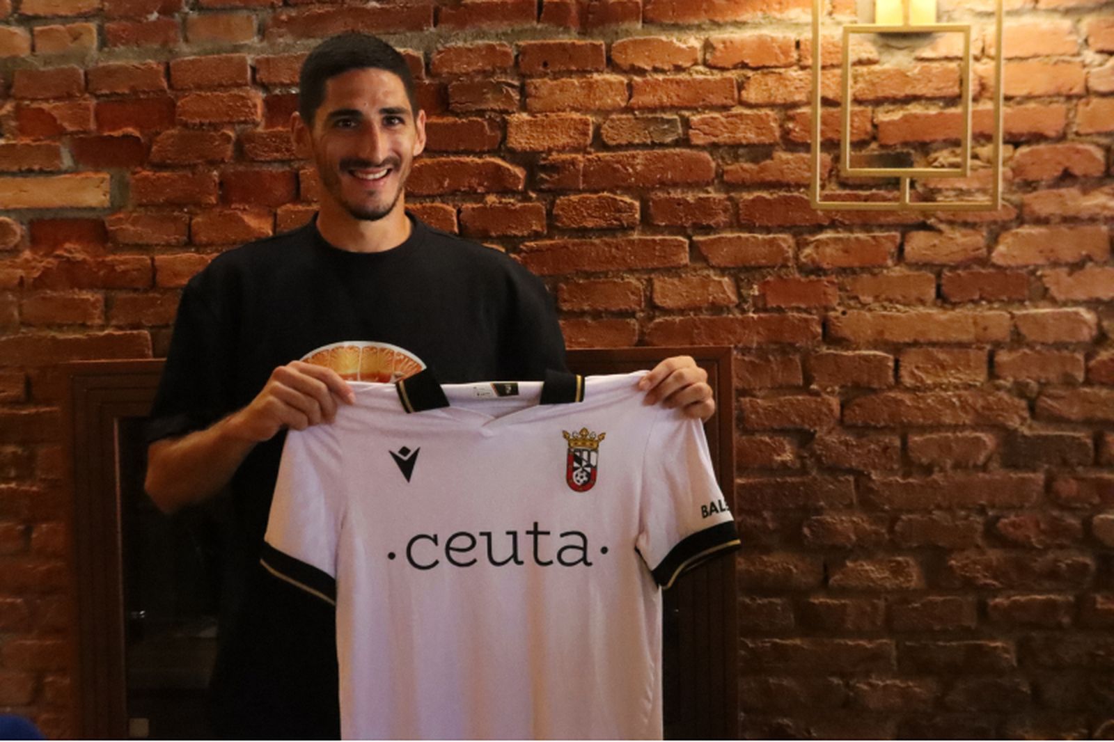 Yann Bodiger posa con la camiseta del Ceuta / Reduan