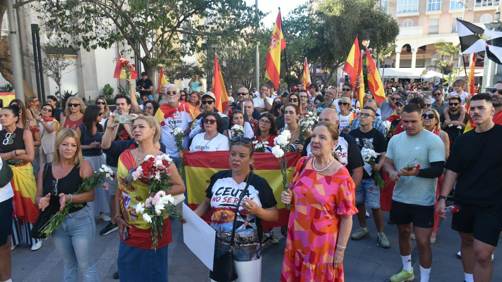 Concentración de los claveles en la plaza de los Reyes