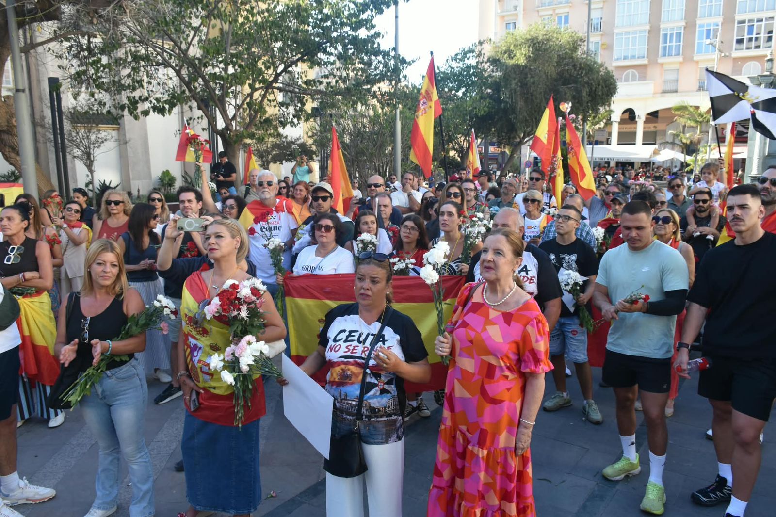 Concentración de los claveles en la plaza de los Reyes