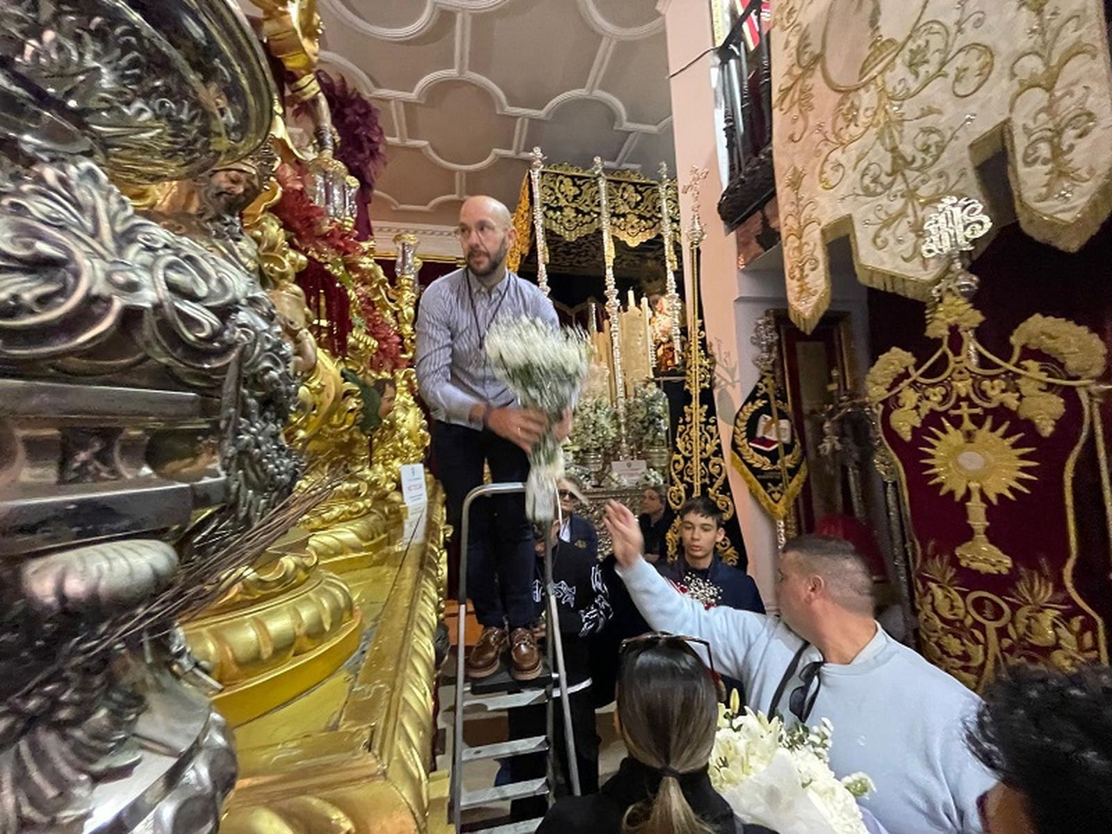 Entrega de flores. / FOTO REDUAN