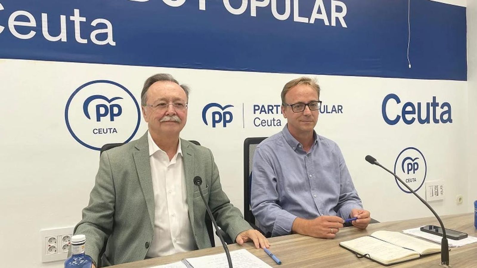 El presidente del PP, Juan Vivas, junto al secretario general de la formación, Guillermo Martínez