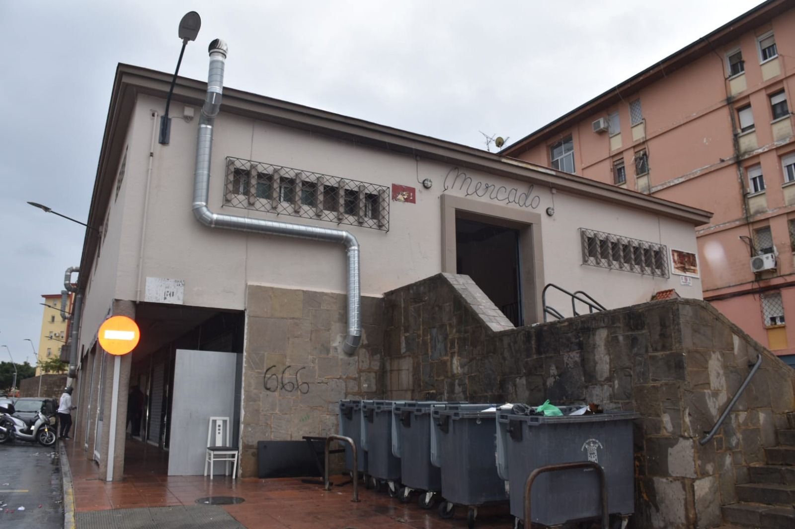 Imagen del exterior del Mercado de Terrones, situado en la barriada del Mixto