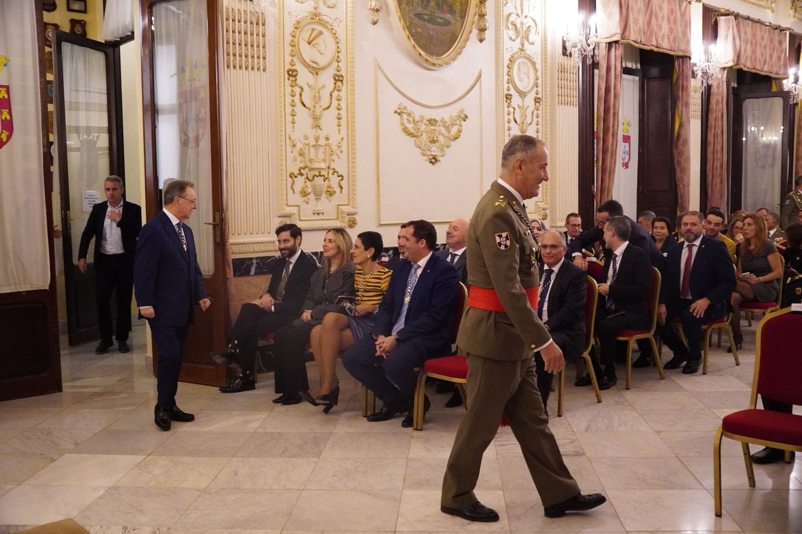 Así ha sido la imposición de la Medalla de Plata de la Ciudad a Caballería