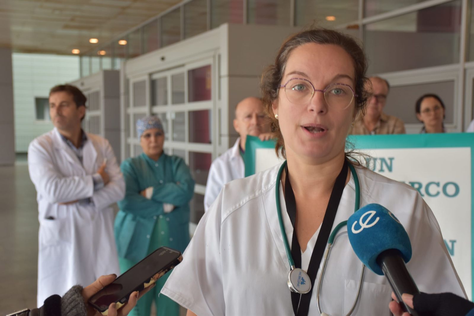 La neumóloga del HUCE Cintia Merinas atiende a la prensa durante la concentración celebrada en el segundo día de huelga de médicos