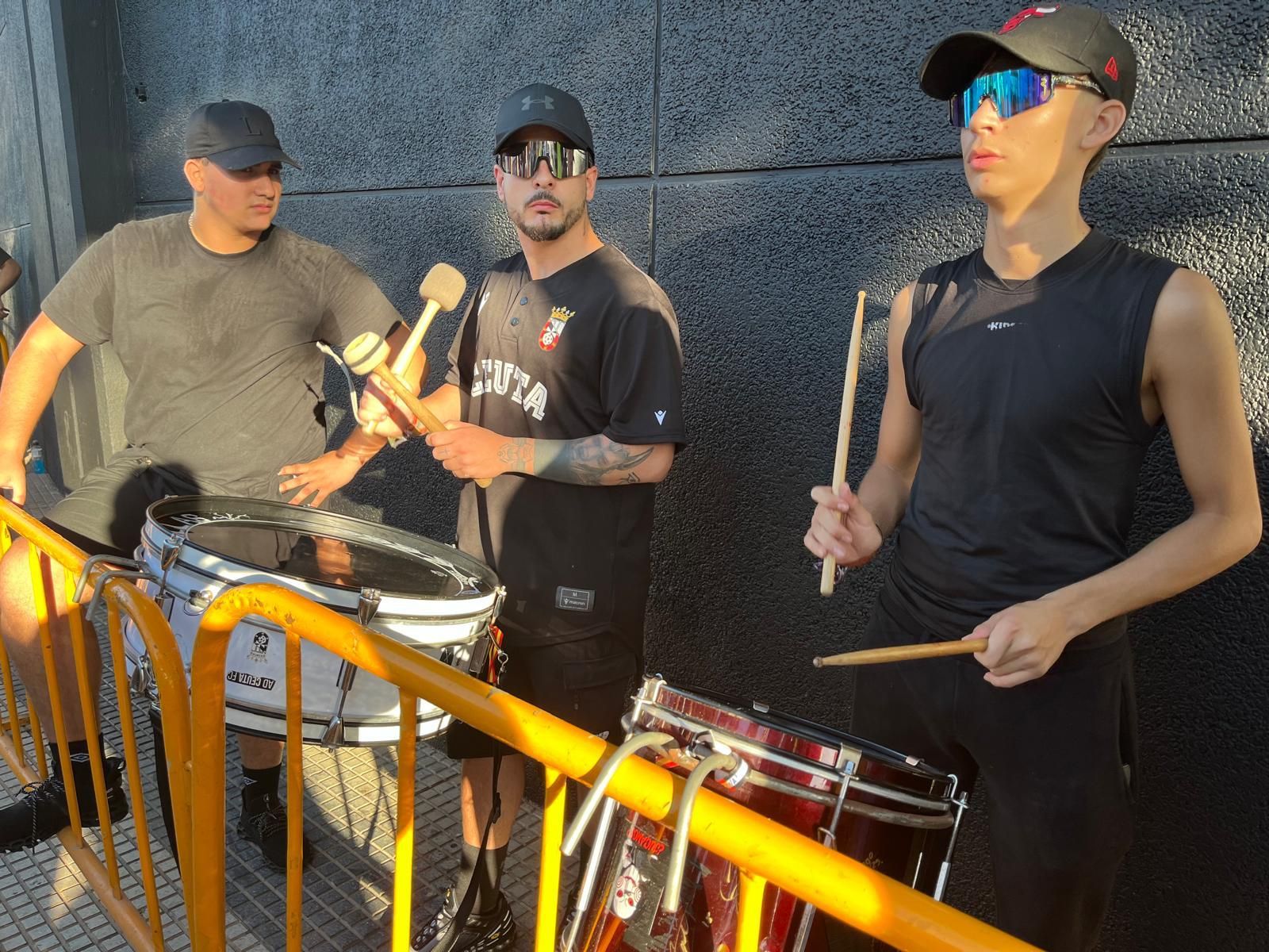 ‘Corteo’ de los ceutíes para animar a su equipo cerca del ‘Murube’ ‘Corteo’ de los ceutíes para animar a su equipo cerca del ‘Murube’