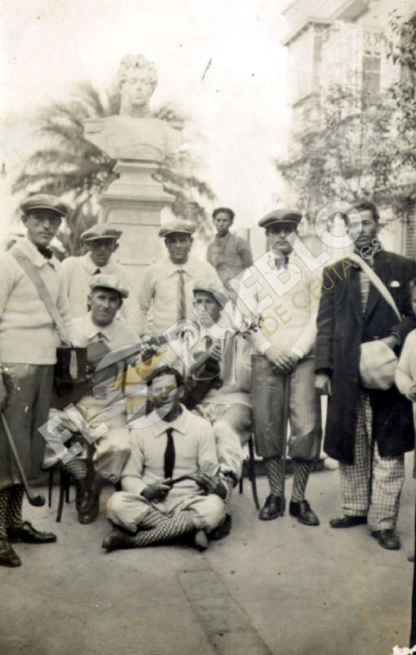 Murga de Ceuta en la Plaza del Teniente Ruiz. / FOTO ARCHIVO DE PACO SÁNCHEZ