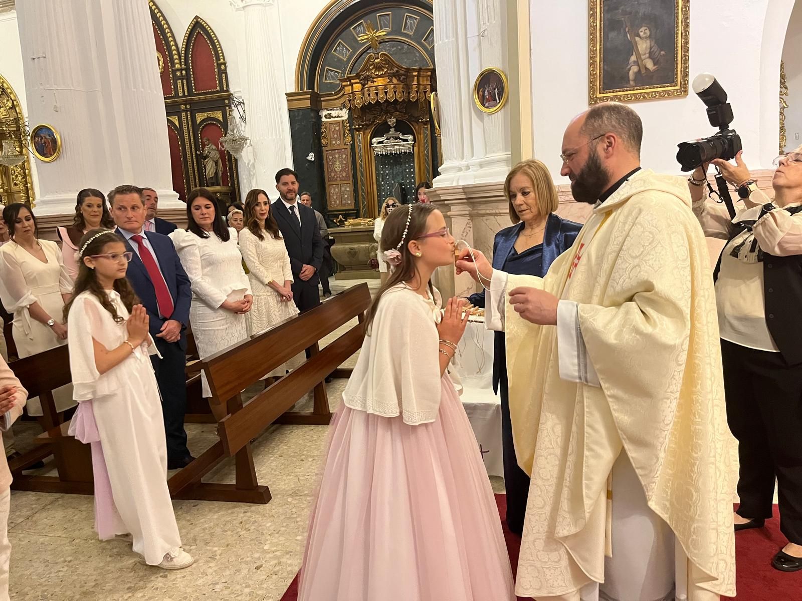 El vicario oficia otras dos comuniones en el Santuario de la Virgen de África
