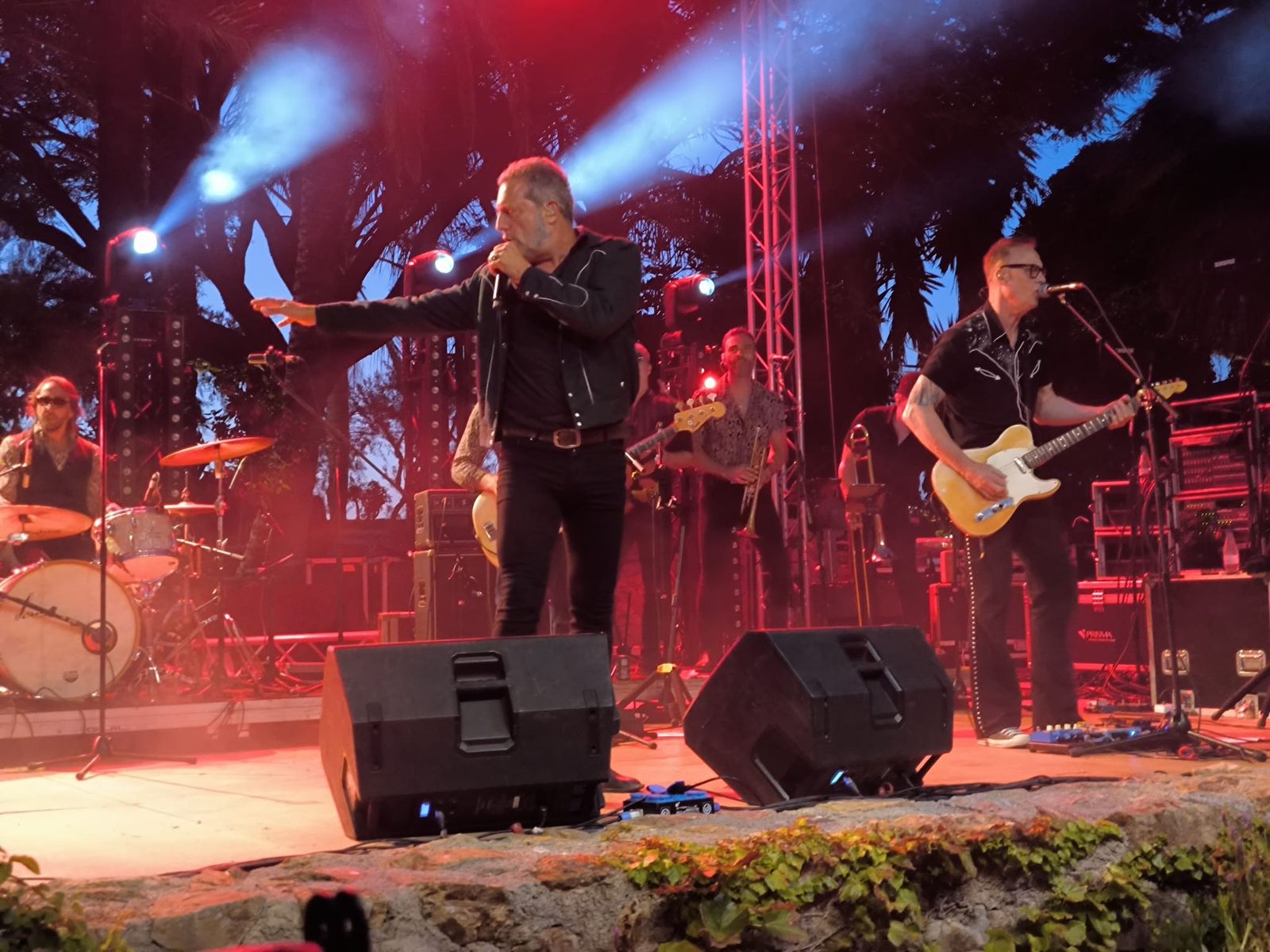 M-Clan convierte Ceuta en un enorme escenario de rock con una noche para el recuerdo