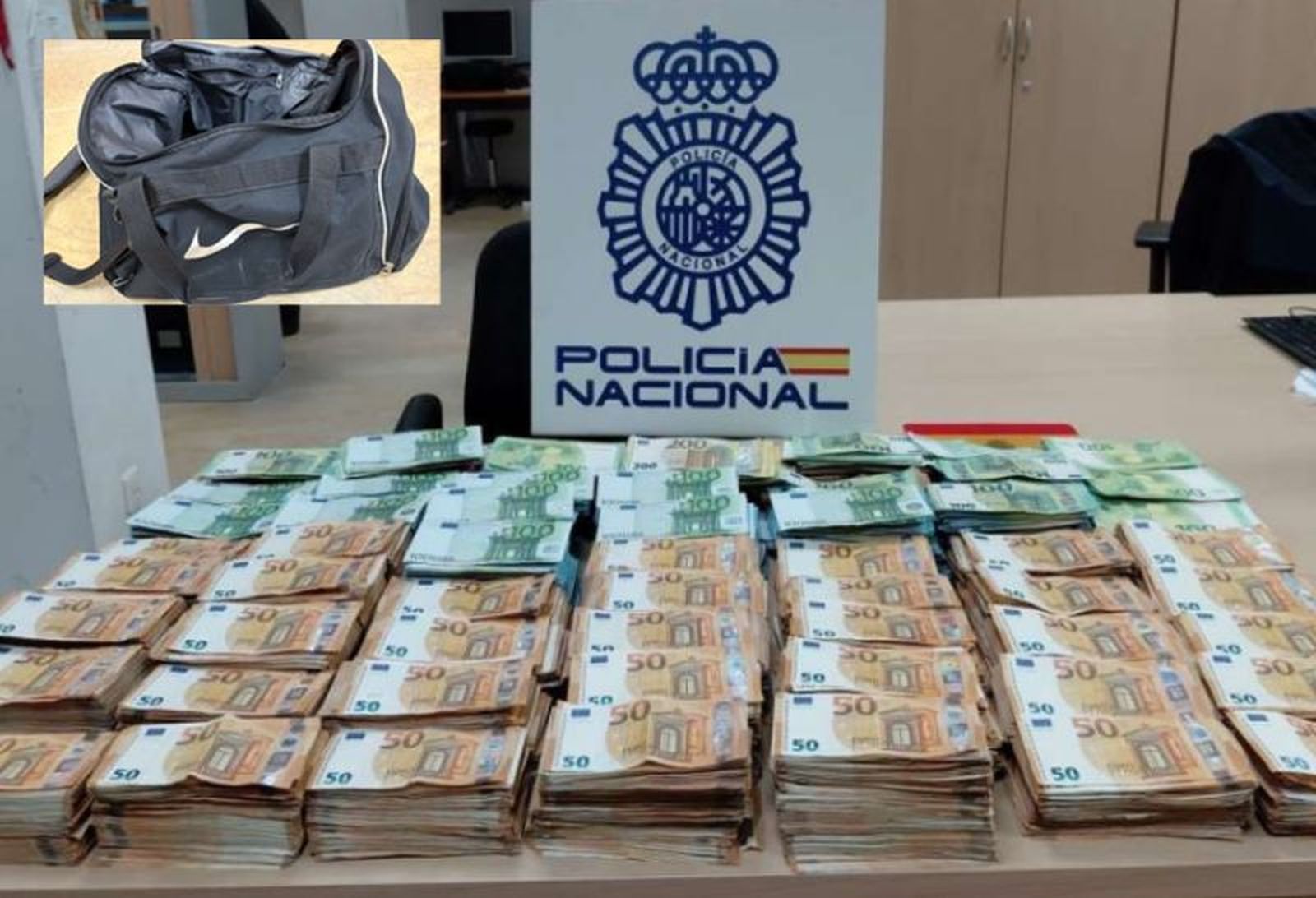 Dinero incautado en la operación de Algeciras en febrero y macuto en el que se encontraba.