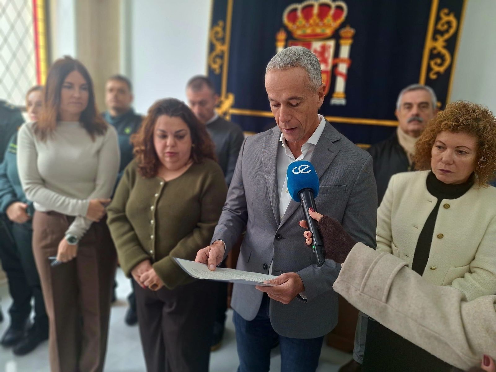 Miguel Señor da lectura a una declaración institucional