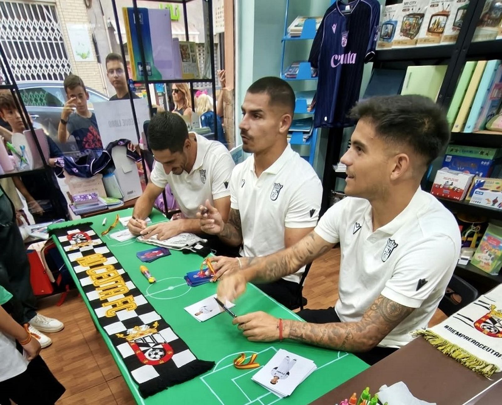 Firma de los jugadores de la AD Ceuta