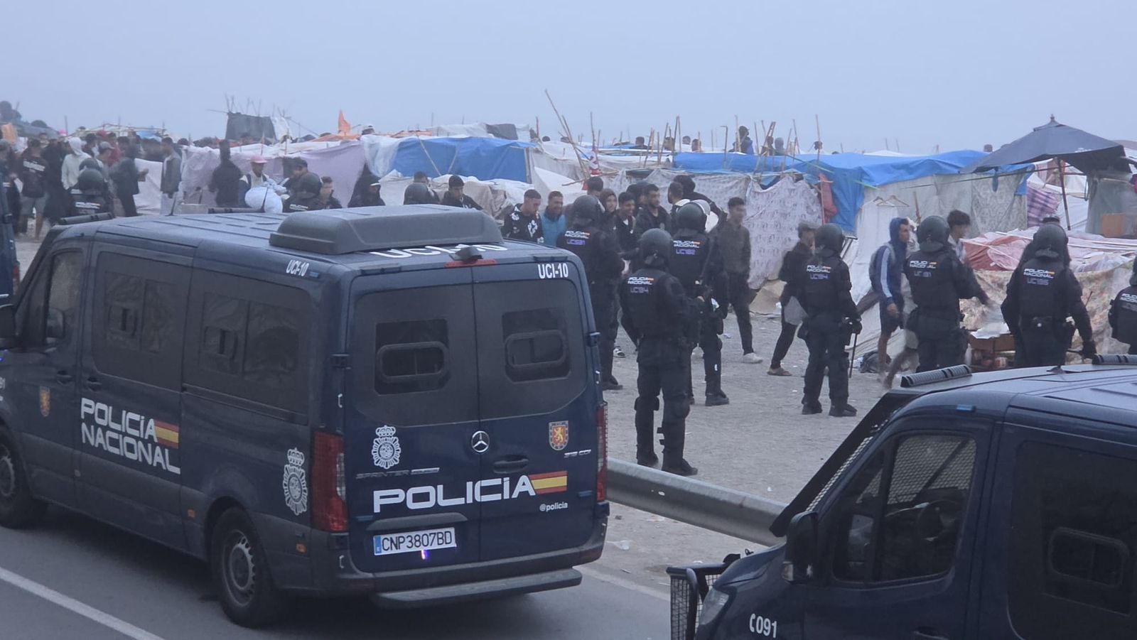Despliegue de la Policía Nacional este domingo en el primer operativo de desalojo del Trampolín