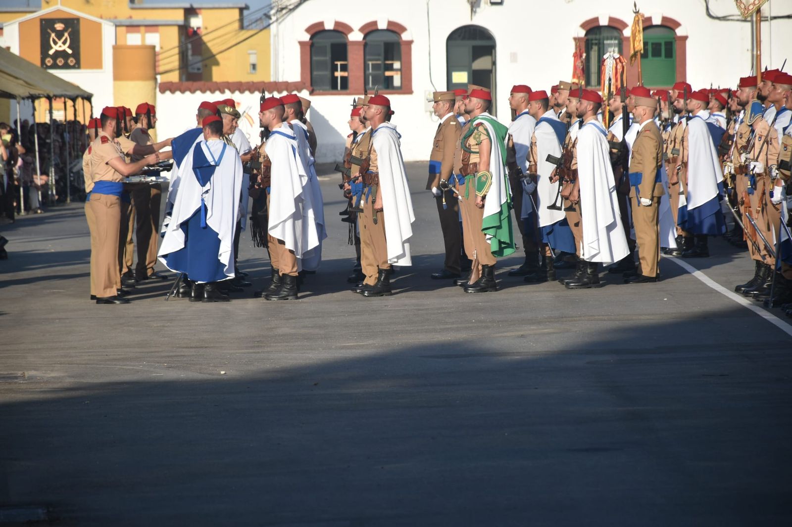 El acuartelamiento González-Tablas acoge una parada militar por el 115 aniversario de Regulares