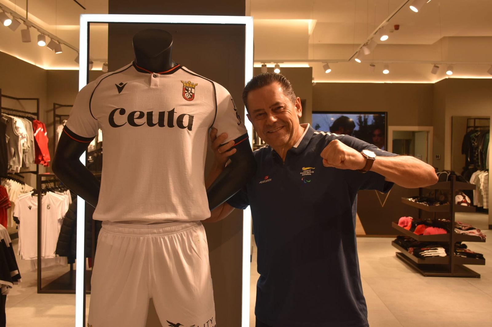 Tomás Roncero visita la Peña Madridista de Ceuta