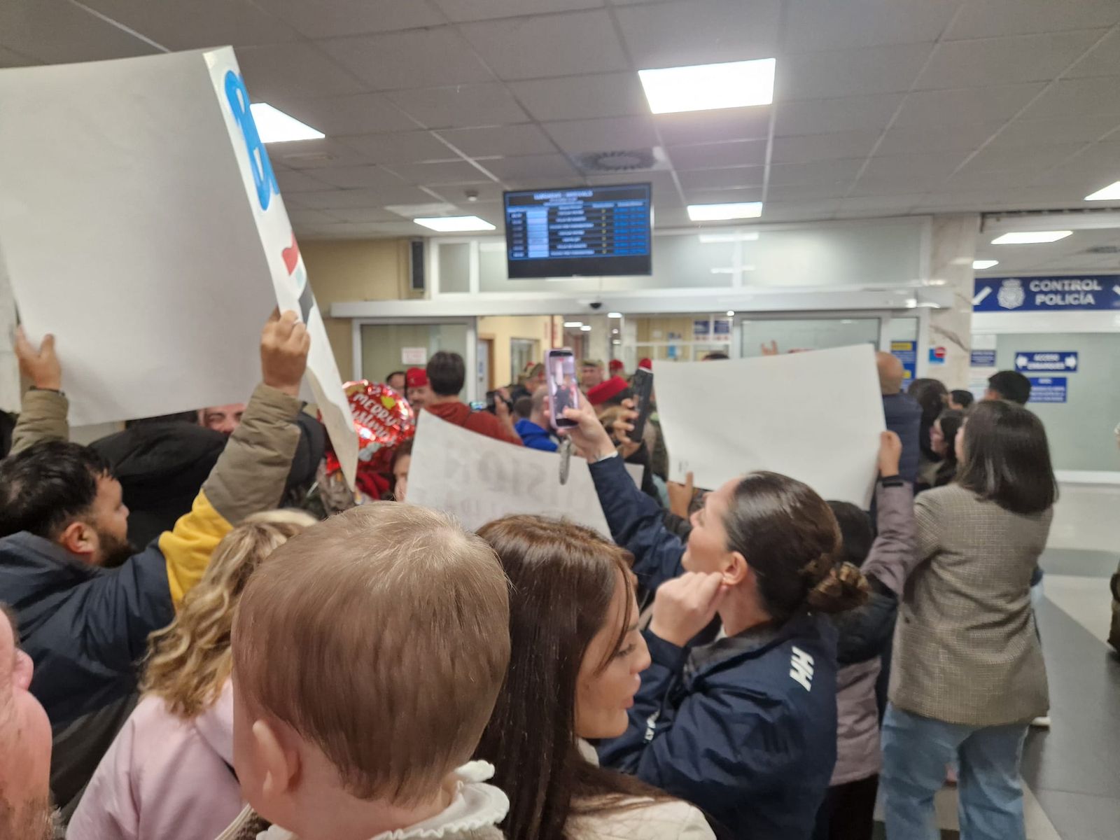 FOTOGALERÍA | De Irak a los brazos de su gente: fotogalería del regreso de la COMGECEU