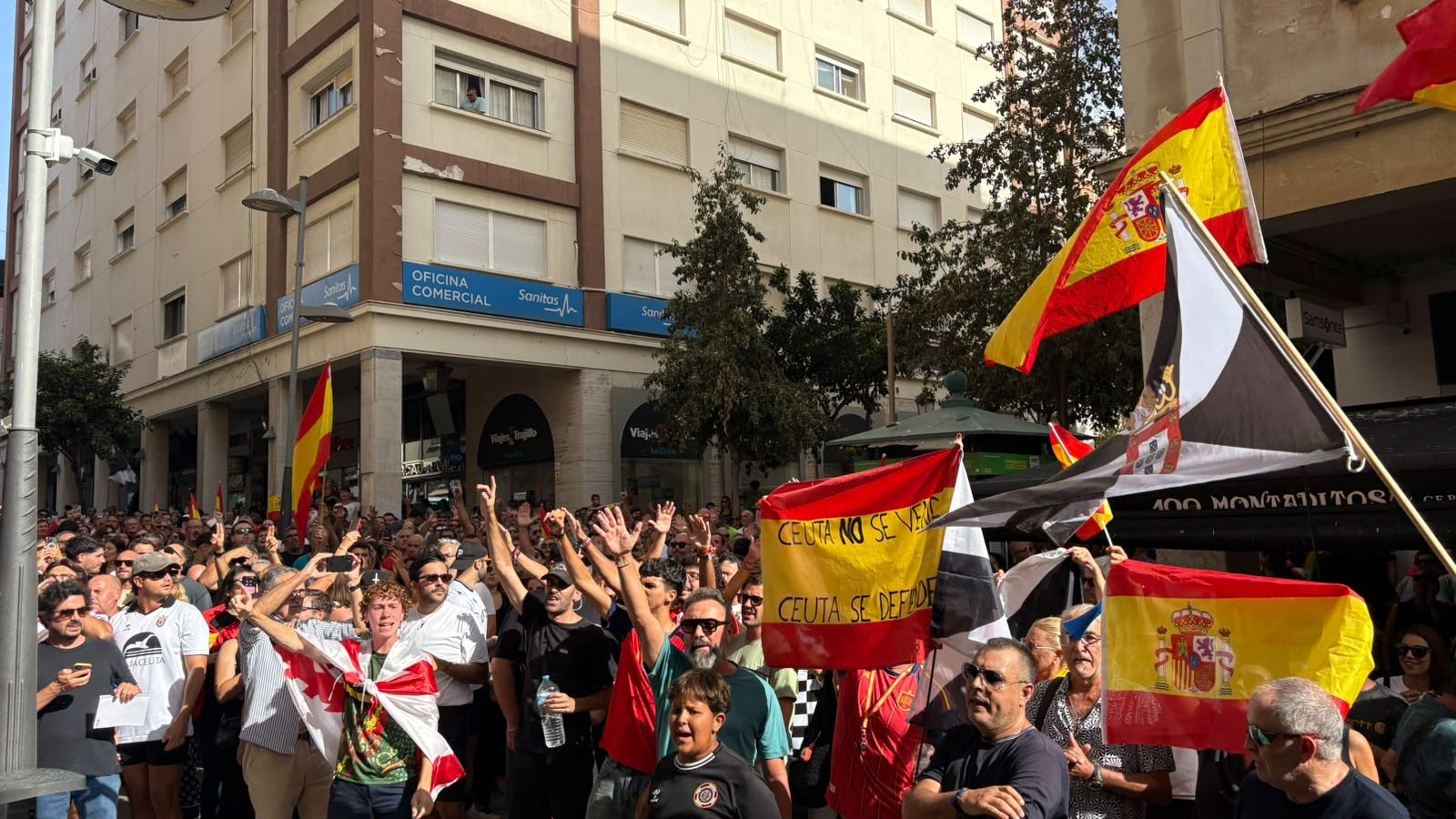 Ceutíes concentrados frente al Hotel Ulises, donde creían que se encontraba el ministro Ángel Víctor Torres