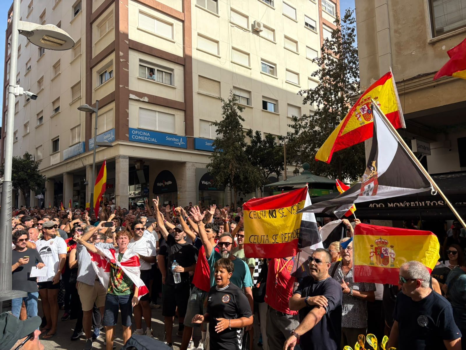Ceutíes concentrados frente al Hotel Ulises, donde creían que se encontraba el ministro Ángel Víctor Torres