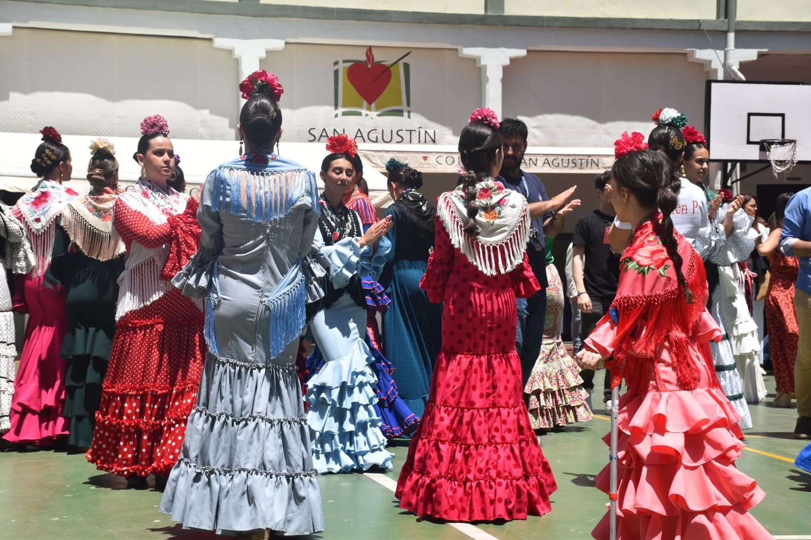 El Colegio de San Agustín disfruta de una feliz jornada solidaria con su Cruz de Mayo