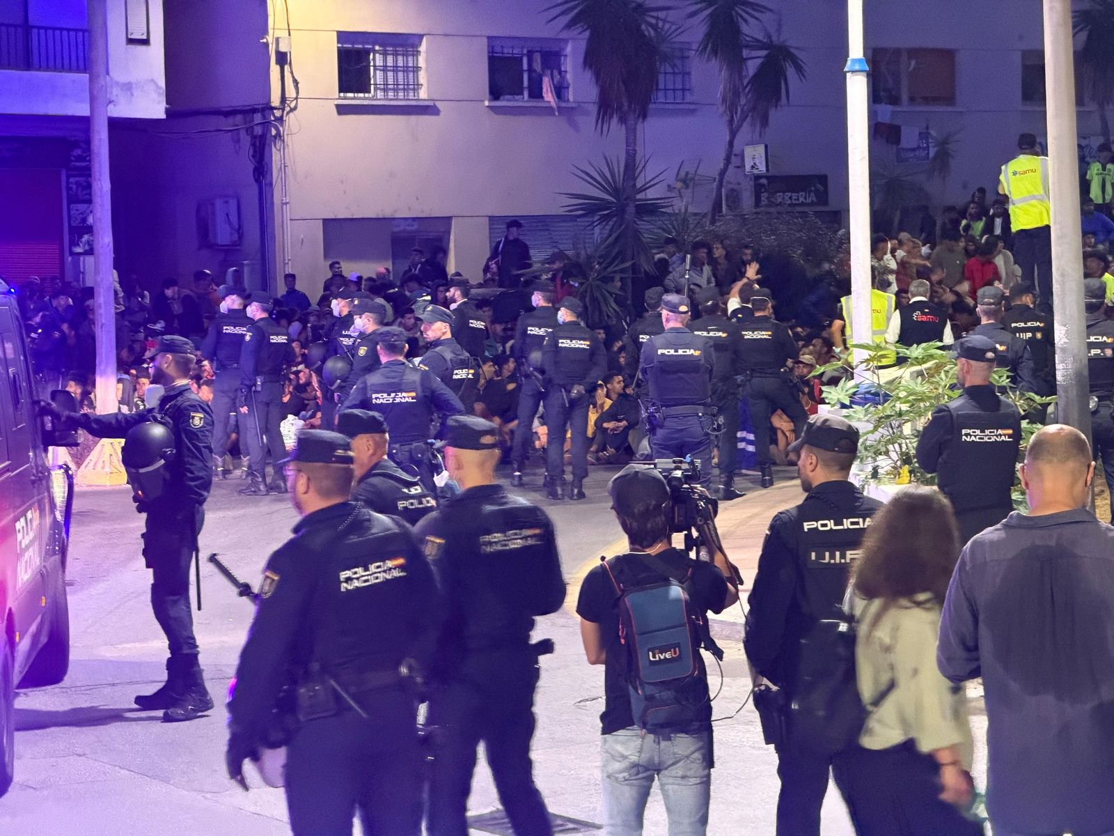 Tenso traslado  de más de  3.000 migrantes de las playas de Ceuta a un nuevo centro temporal