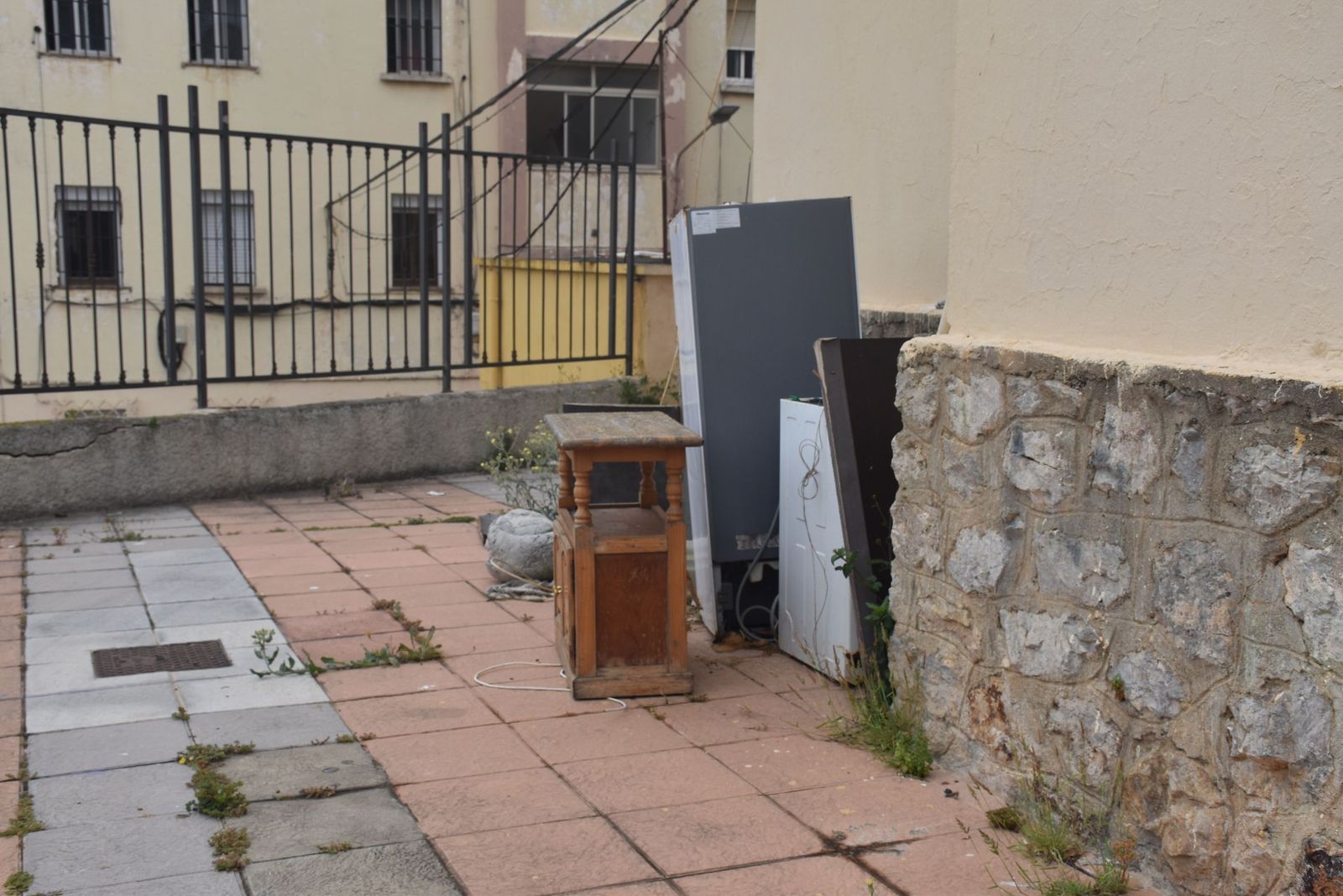 Los vecinos de Miramar Alto denuncian el abandono de una vaguada llena de basura y ratas