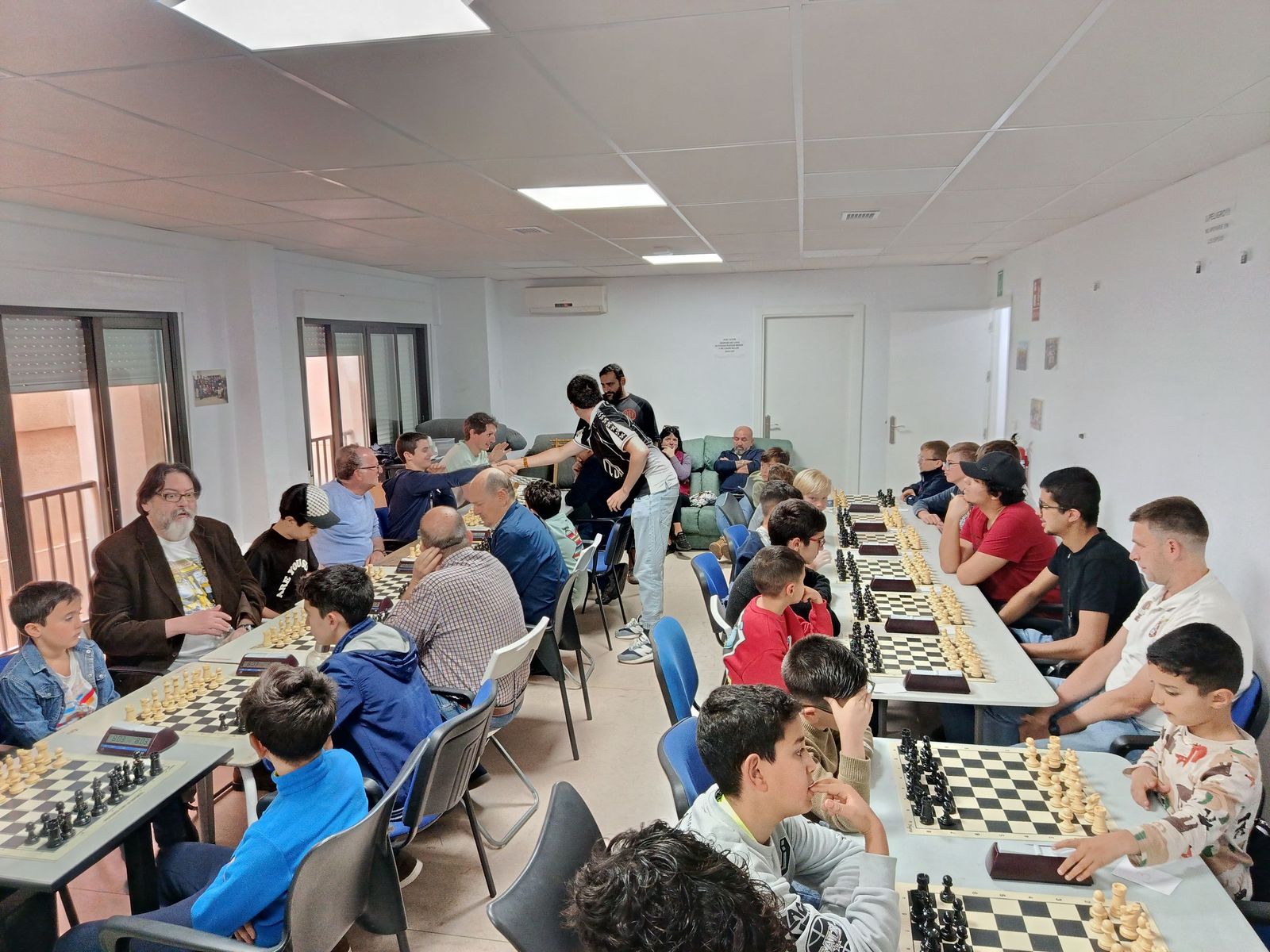 Los participantes en el torneo, en torno a las mesas de juego