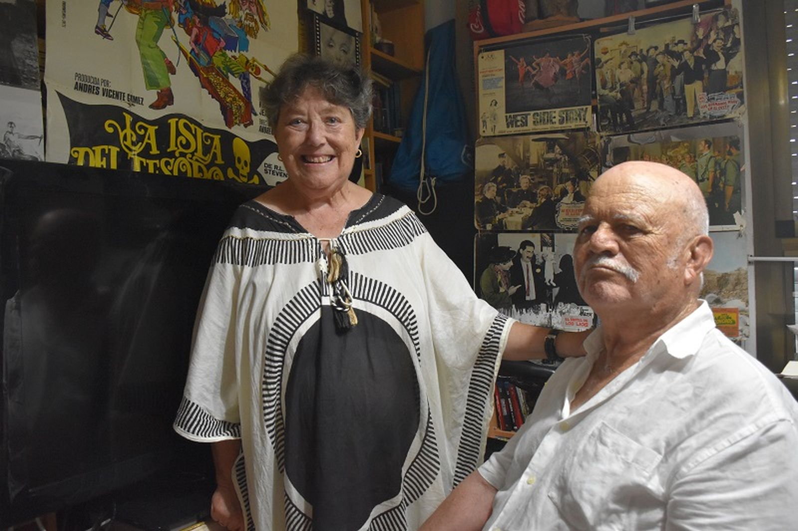 Myriam Zarzuelo y Ricardo Teresa posan juntos en su "cuarto del cine". / FOTO G.S.