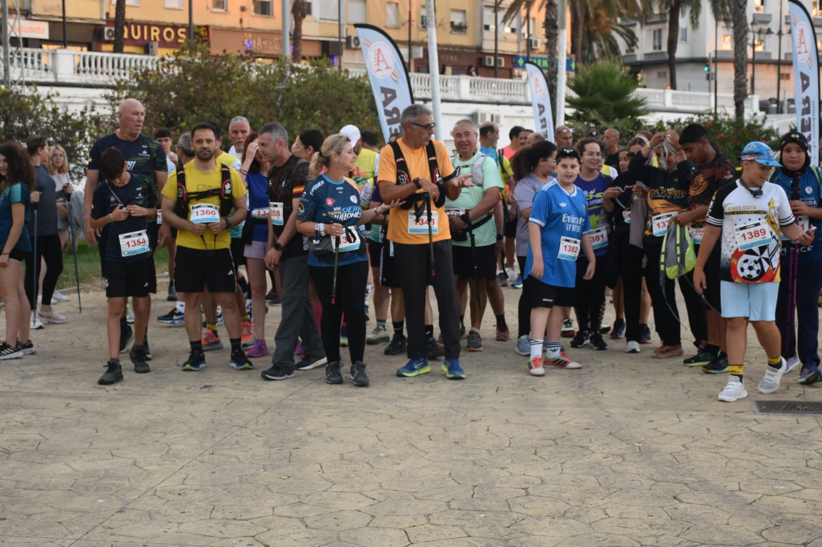 Decenas de senderistas llenan de luz y deporte la XVIII Marcha Nocturna Familiar de Ceuta