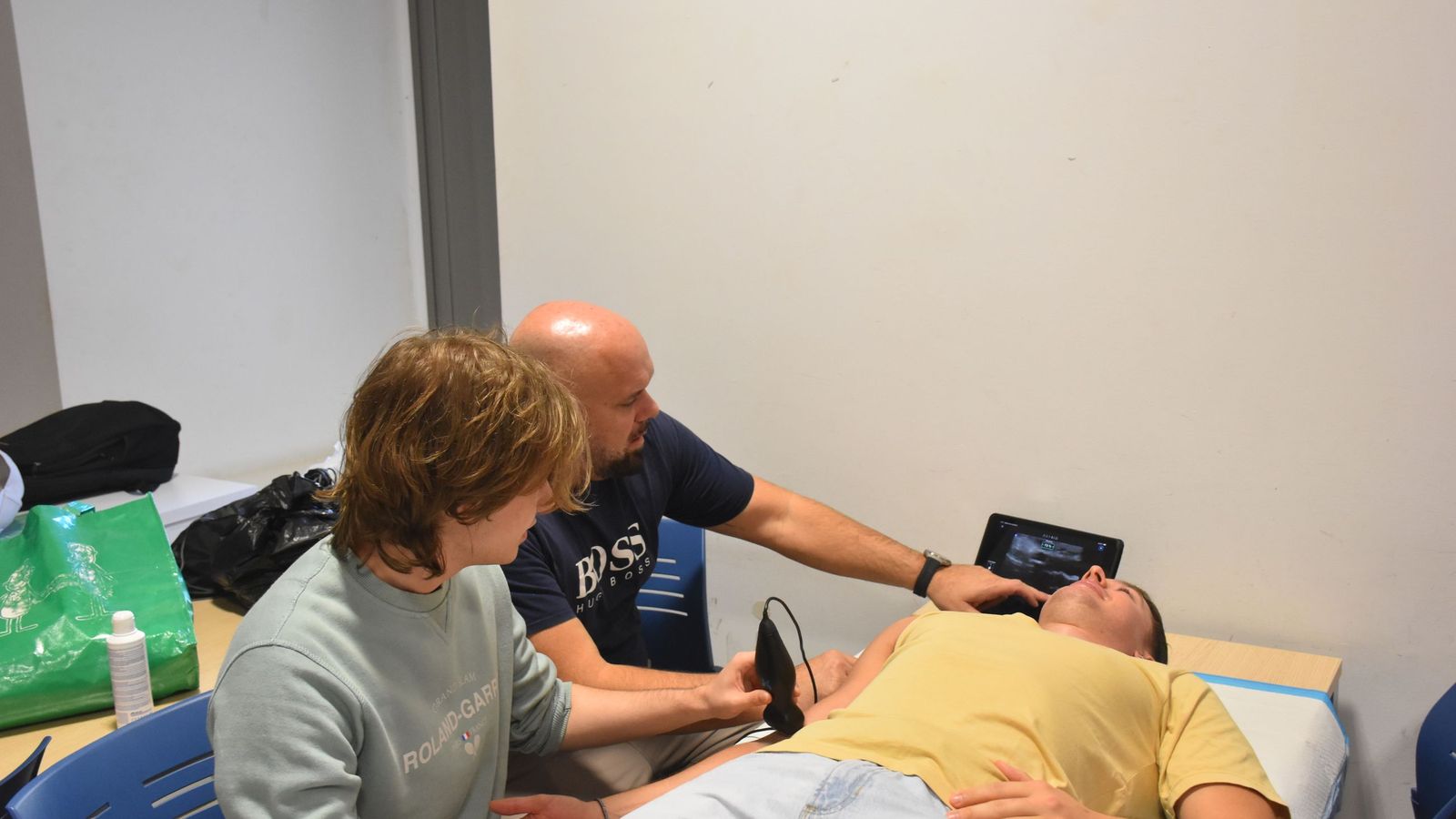 Curso de la UGR sobre cómo canalizar accesos venosos y arteriales por medio de un ecógrafo