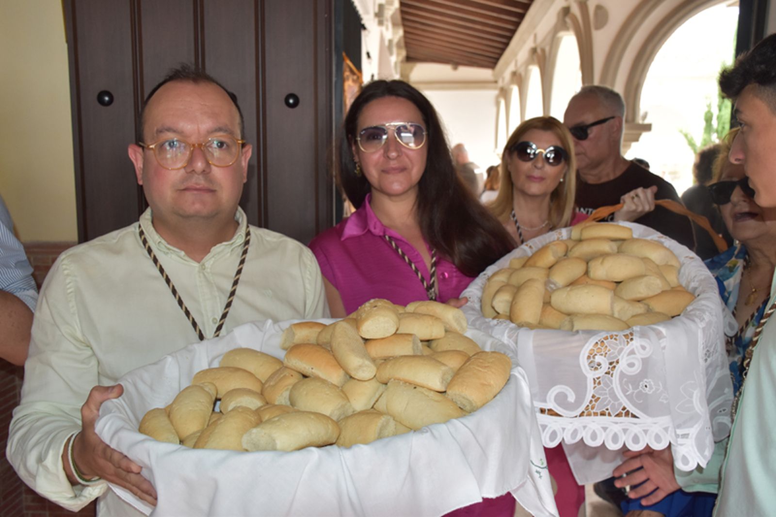 La hermandad volvió a surtir de panecillos a los fieles. / FOTO NICOL´S