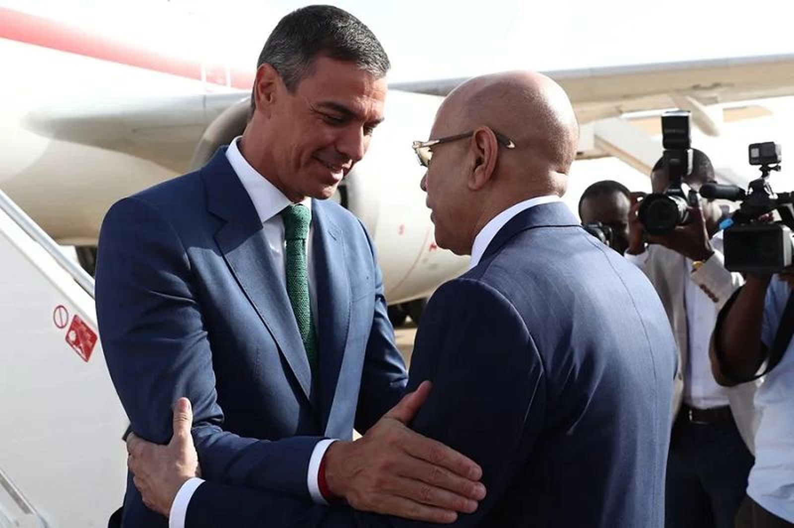 Pedro Sánchez saludando a su homólogo en Mauritania Mohamed Ould Ghazouani. / FOTO EFE