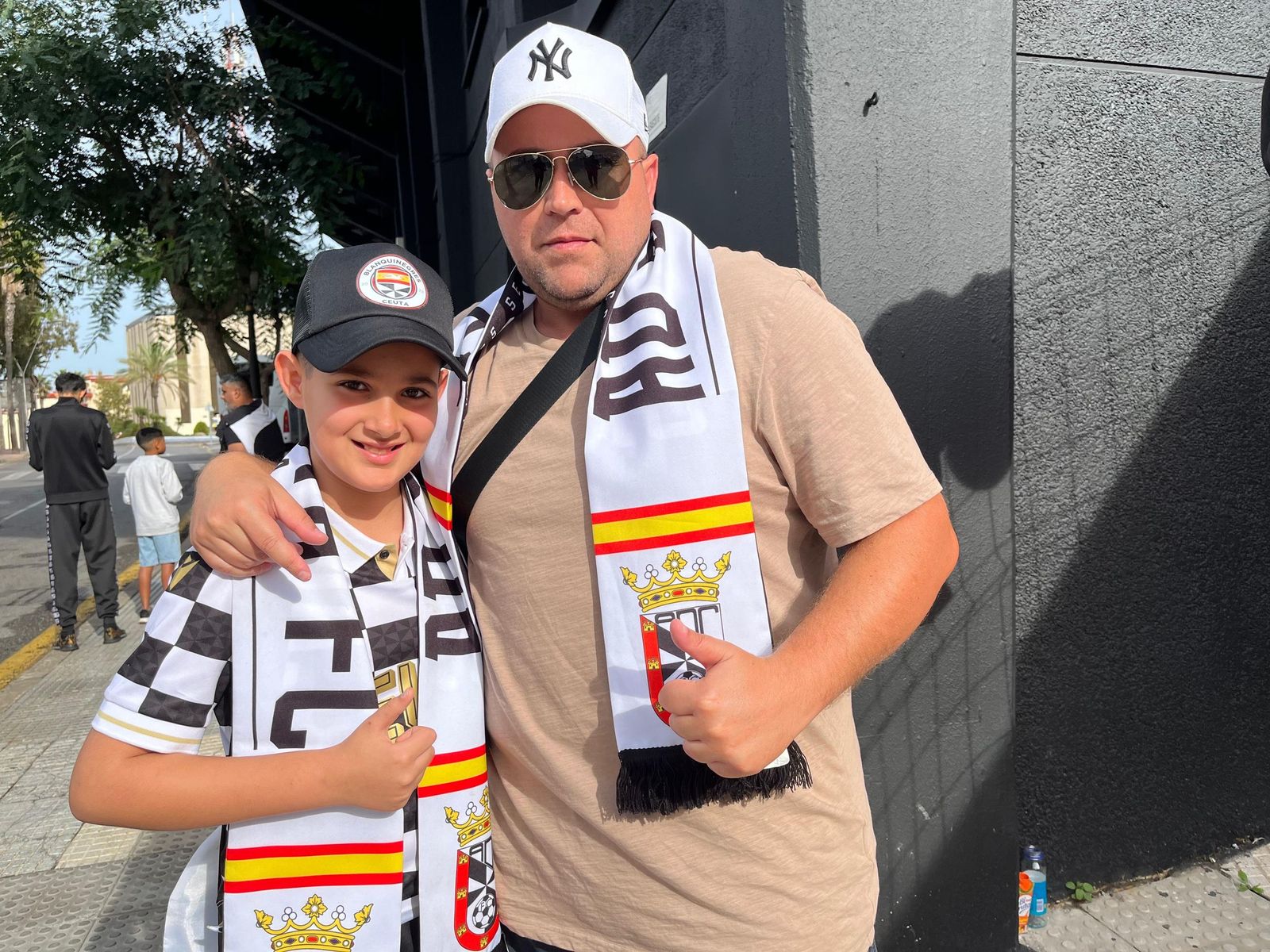 Gran 'ambientazo' en la previa del partido con las aficiones entregadas a sus respectivos equipos