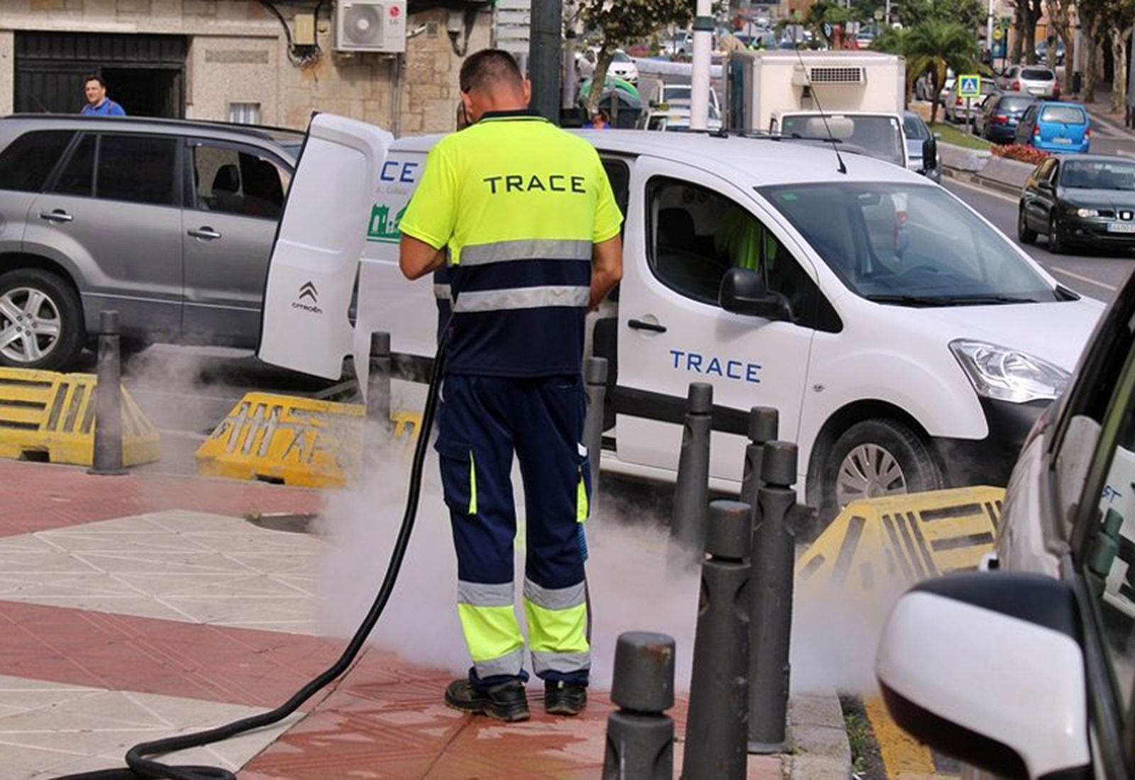 Un operario de TRACE limpiando las calles de Ceuta. / FOTO EL PUEBLO
