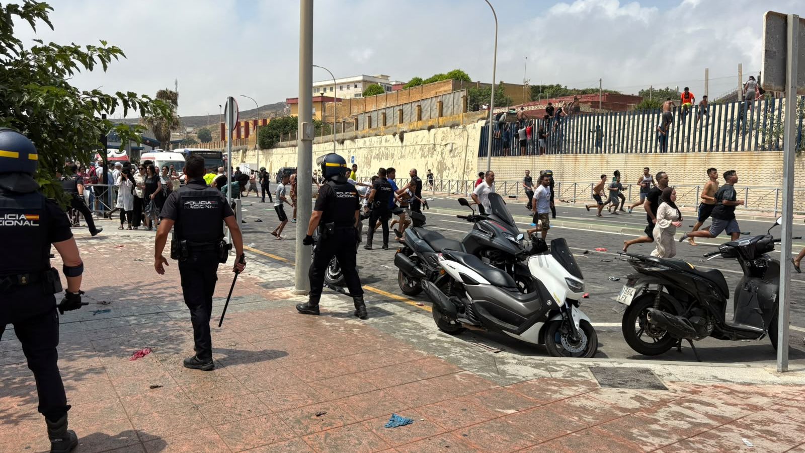 La Policía Nacional controla la seguridad en la frontera del Tarajal por la entrada masiva