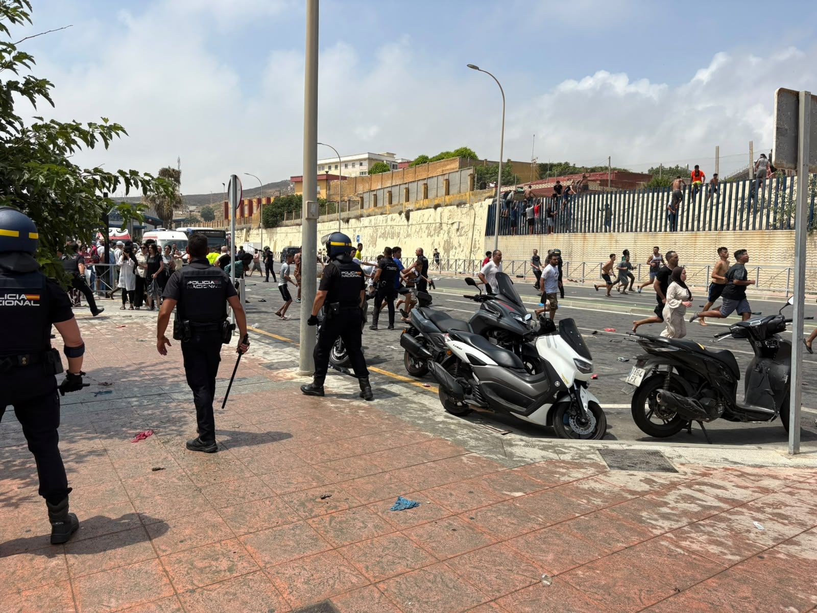La Policía Nacional controla la seguridad en la frontera del Tarajal por la entrada masiva