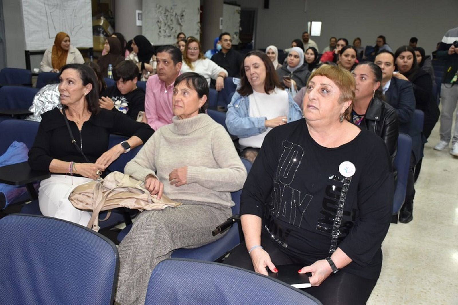 Parte del público durante el acto. / FOTO NICOL'S