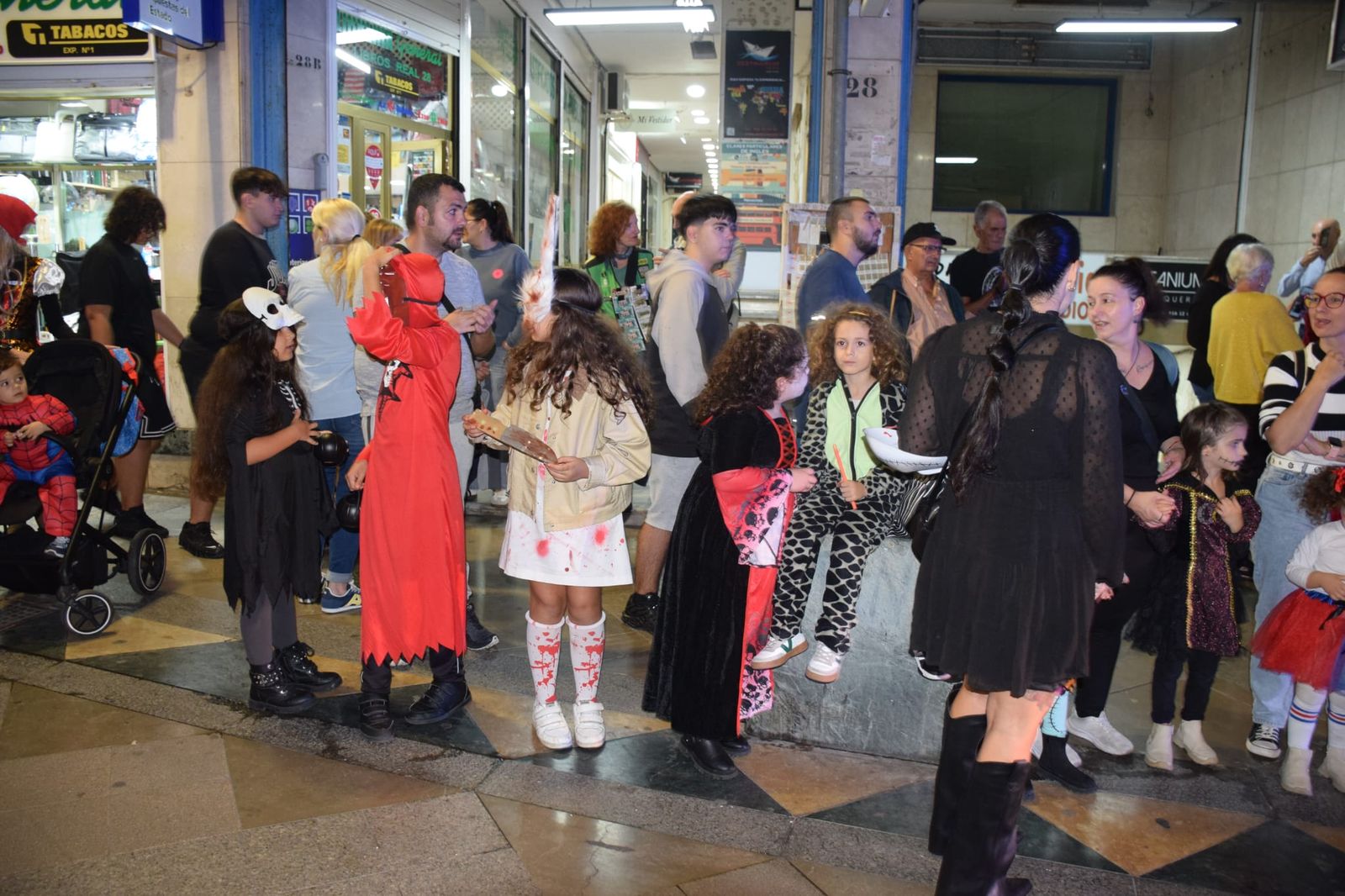Ceuta se llena de huesos y risas en un Halloween de miedo Ceuta se llena de huesos y risas en un Halloween de risas