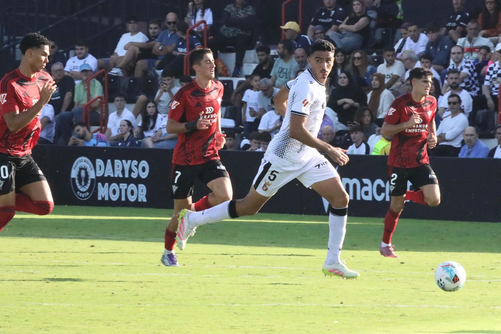 El Ceuta pone la directa ante el Mirandés: resumen en fotos