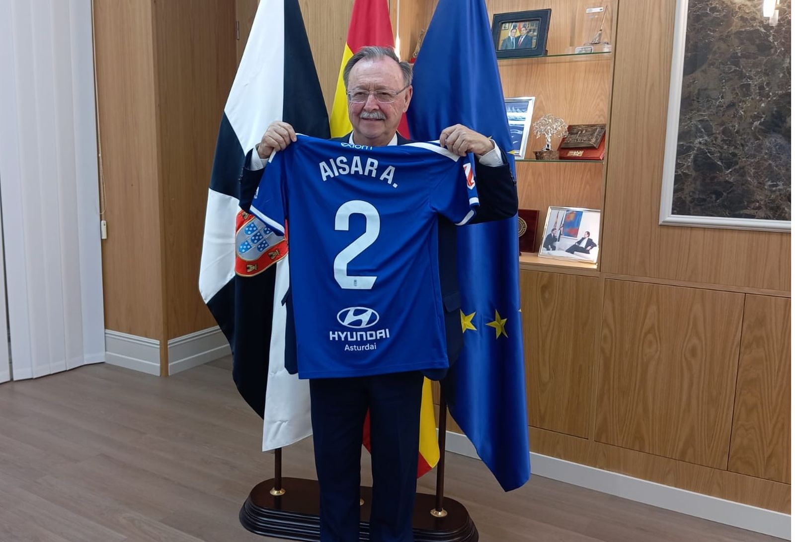 Vivas posa con la camiseta del Oviedo