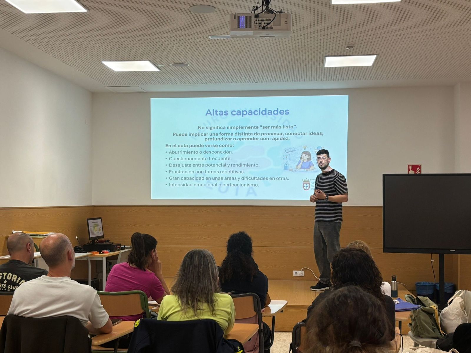 Un miembro de la asociación Neurodiversidad imparte una charla al profesorado del IES Puertas del Campo