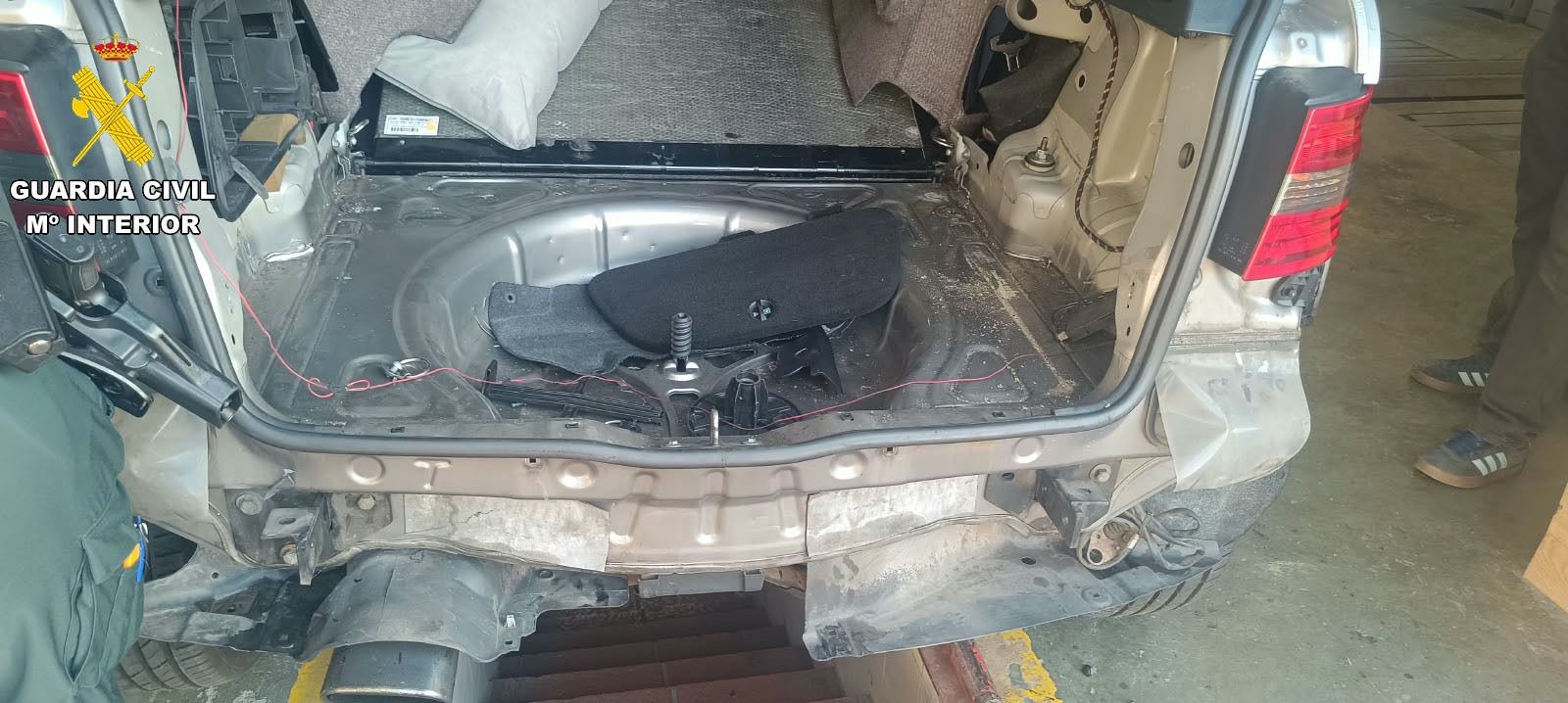 La Guardia Civil detiene a una madre y su hija con 64 kilos de hachís ocultos en el coche