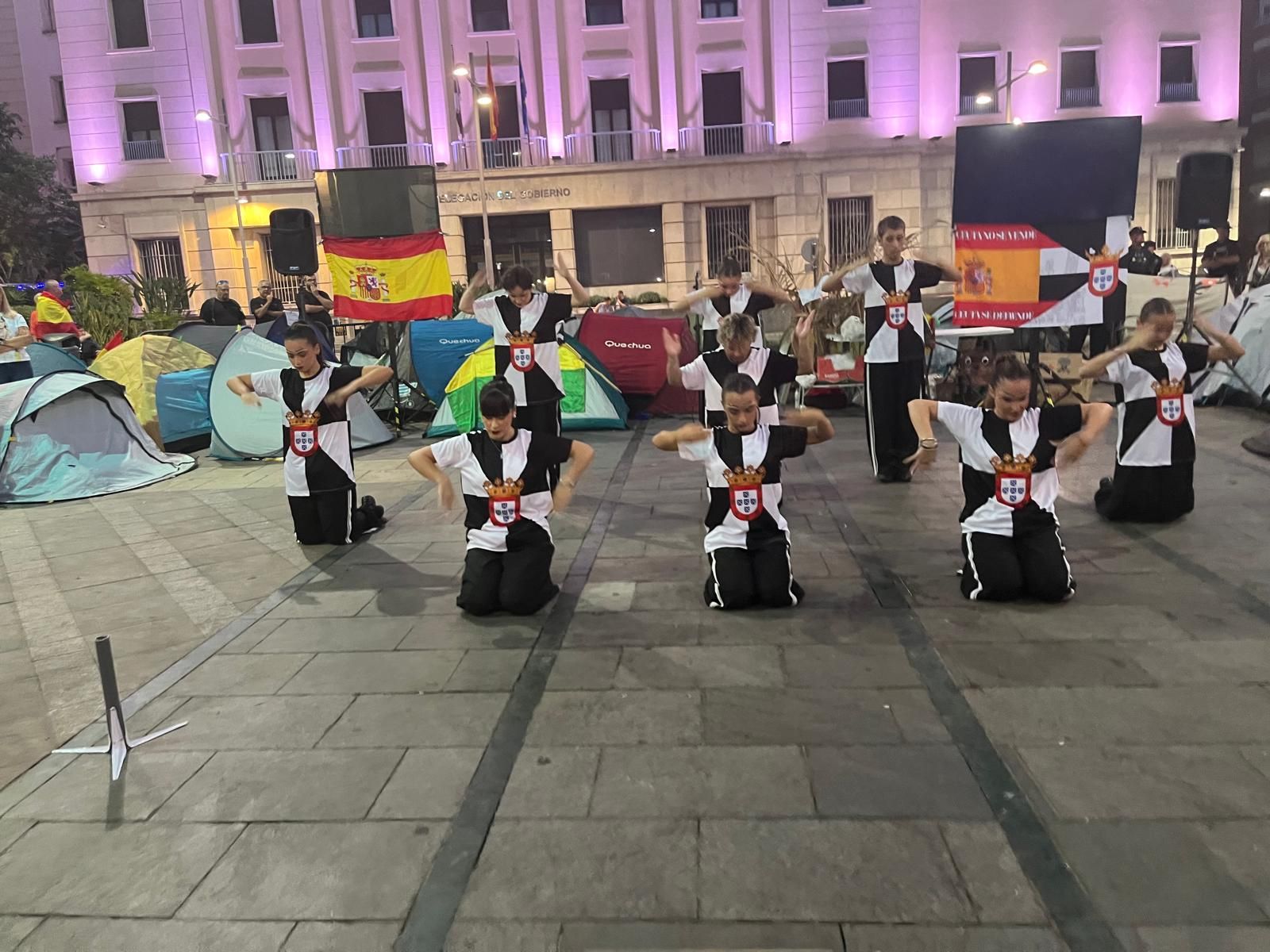 Vivas visita la Plaza de los Reyes, “un ejemplo de civismo de los ceutíes”