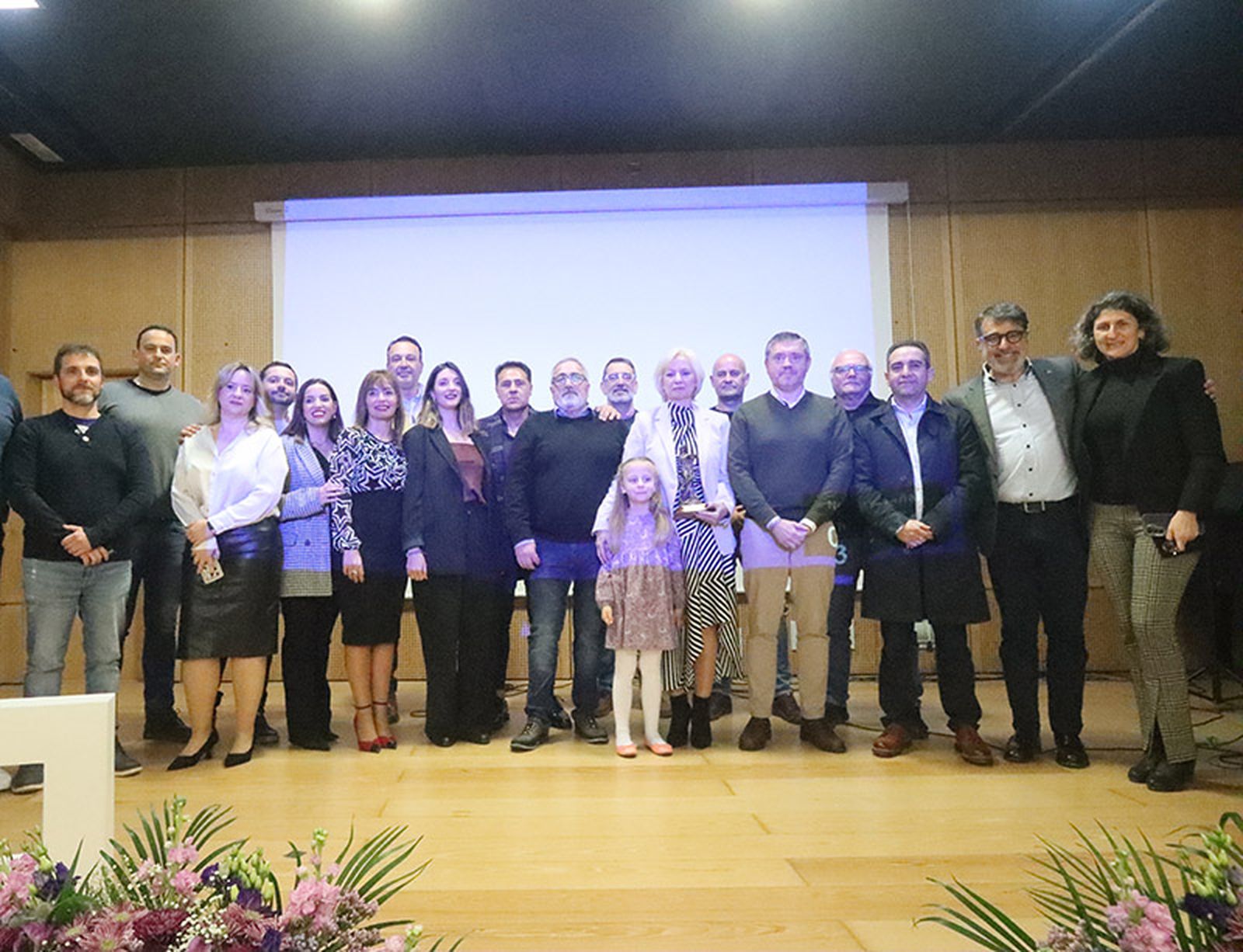 La premiada posa con sindicalistas y compañeros de trabajo/FOTO REDUAN