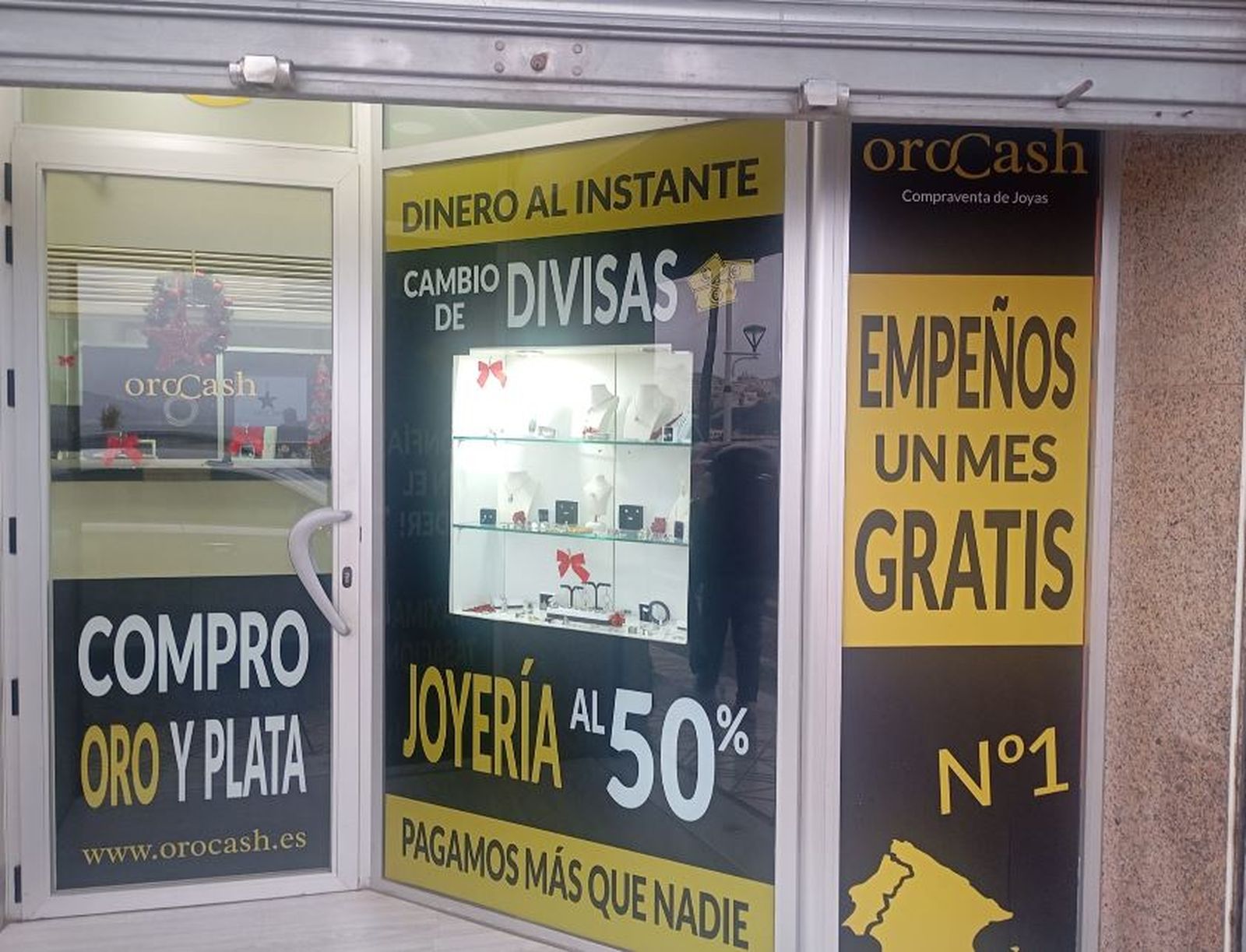 Escaparate de un negocio de compra y venta de oro